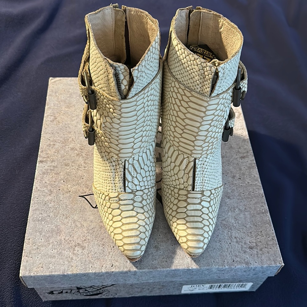 Freebird Joey Boots Size 9.  Like New.  Worn Once.